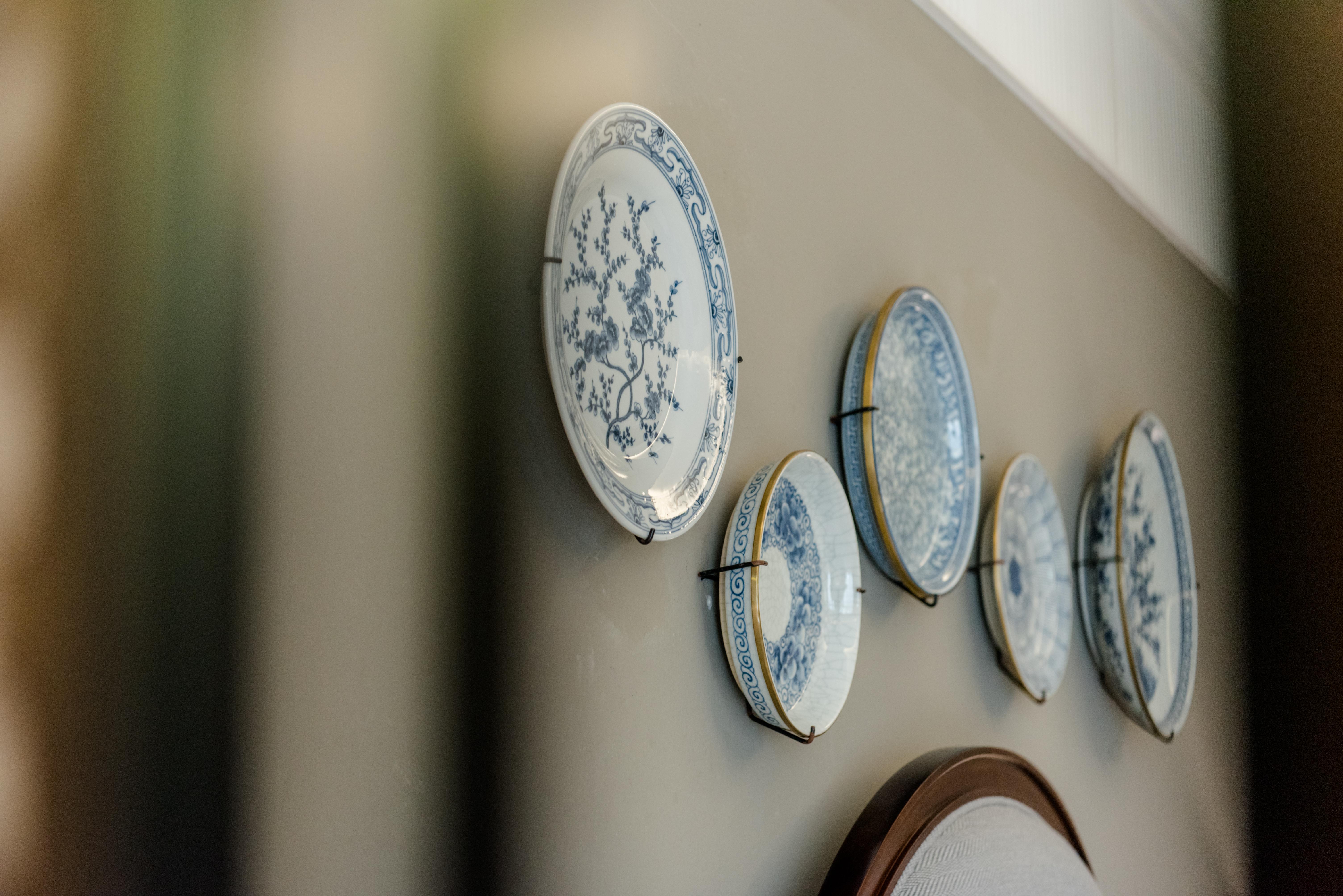 Marina Gallery Resort-Kacha-Kalim Bay By Sugar Marina Boutique Hotels Patong Eksteriør bilde A collection of plates mounted on a wall
